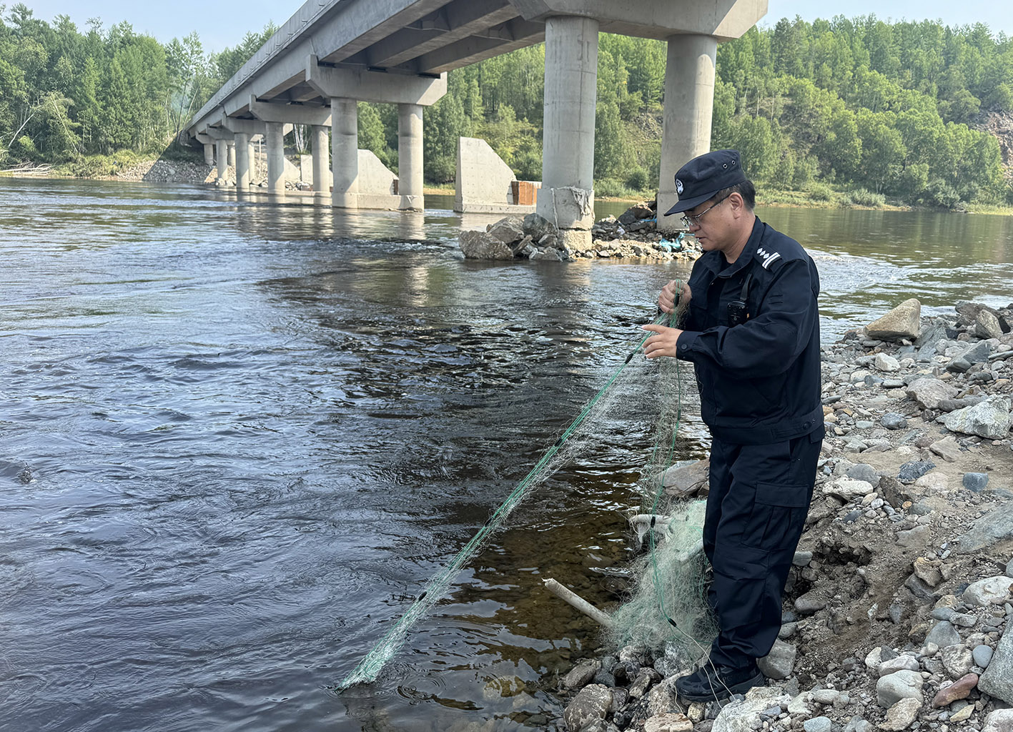 守護碧水清流 嚴打非法捕撈（段磊 攝）.jpg