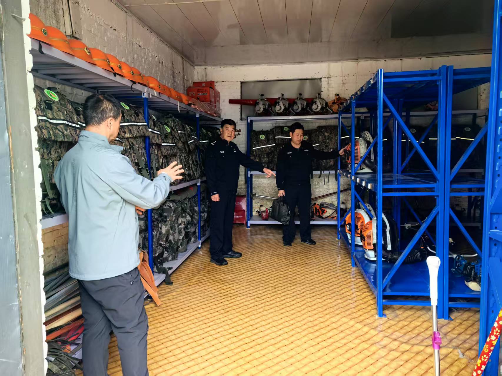 甘河分局奇力濱派出所開展危爆物品專項檢查((3).jpg