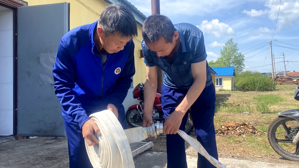 庫都爾森工公司貯木中心開展消防水帶連接演練活動.jpg