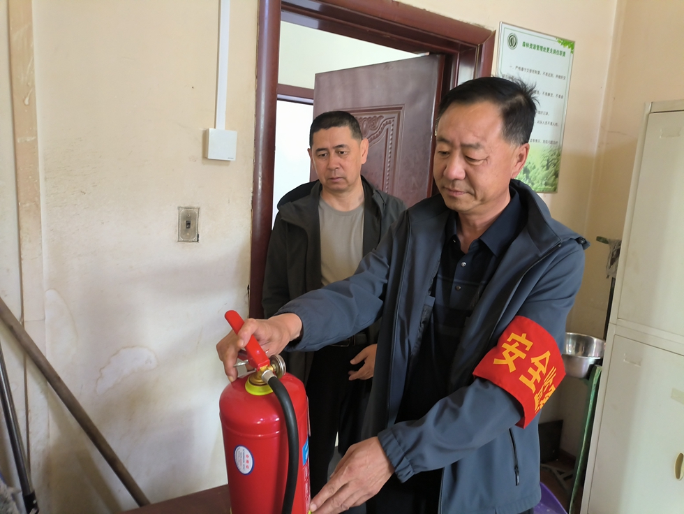 安全員檢查滅火器.jpg