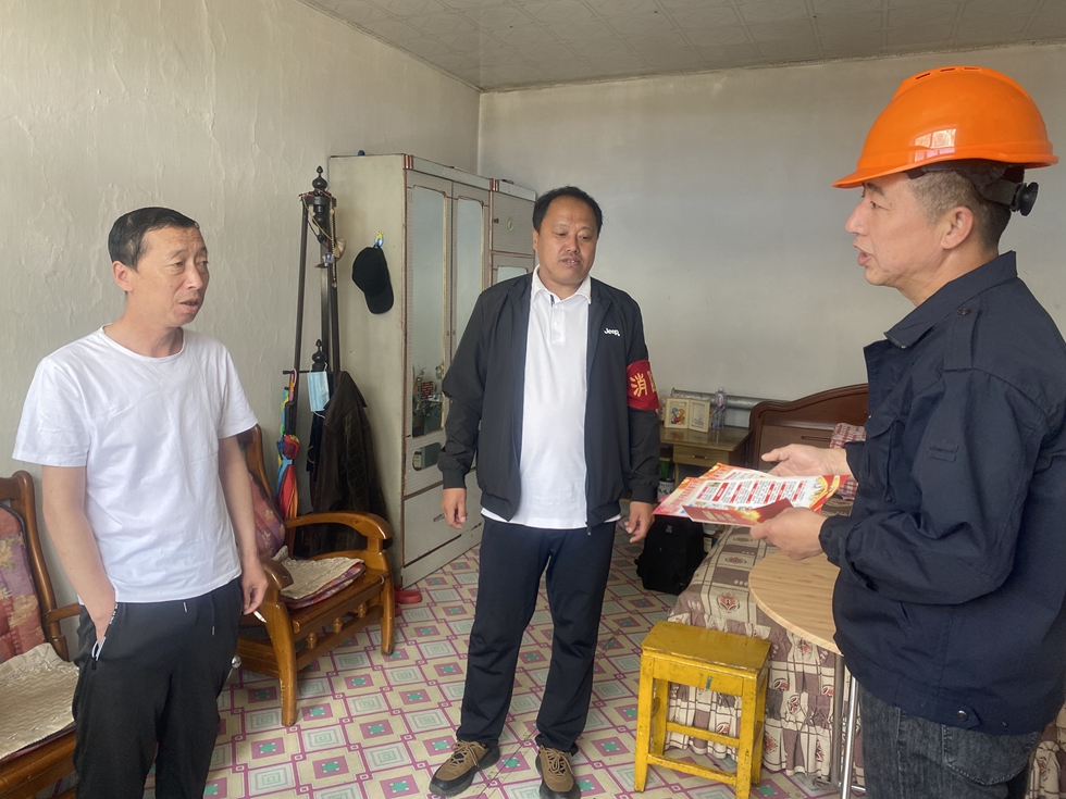 庫都爾森工公司貯木中心提升轄區(qū)居民安全意識.jpg