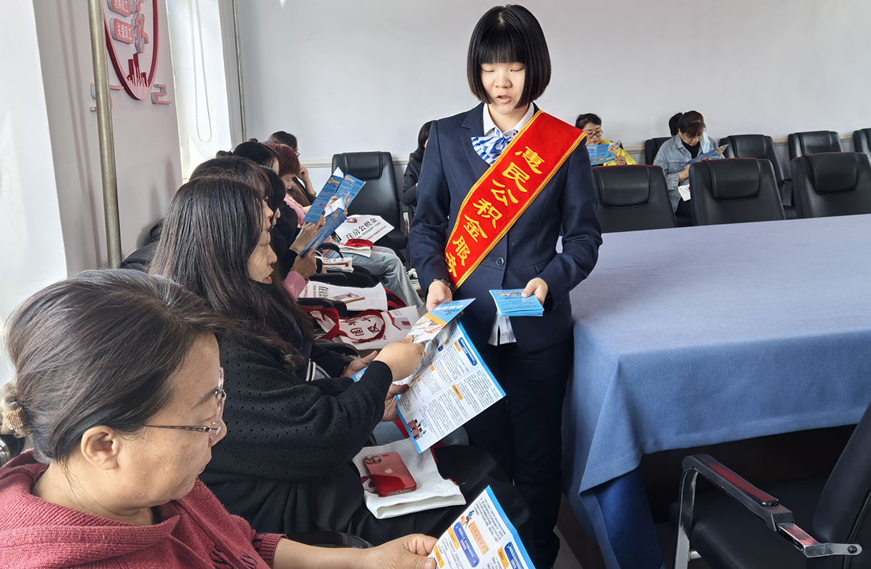 惠民政策零距離  助力實現安居夢——根河森工公司森調大隊與呼倫貝爾市住房公積金根河市業務部聯合開展住房公積金新政策宣傳工作 拷貝.jpg