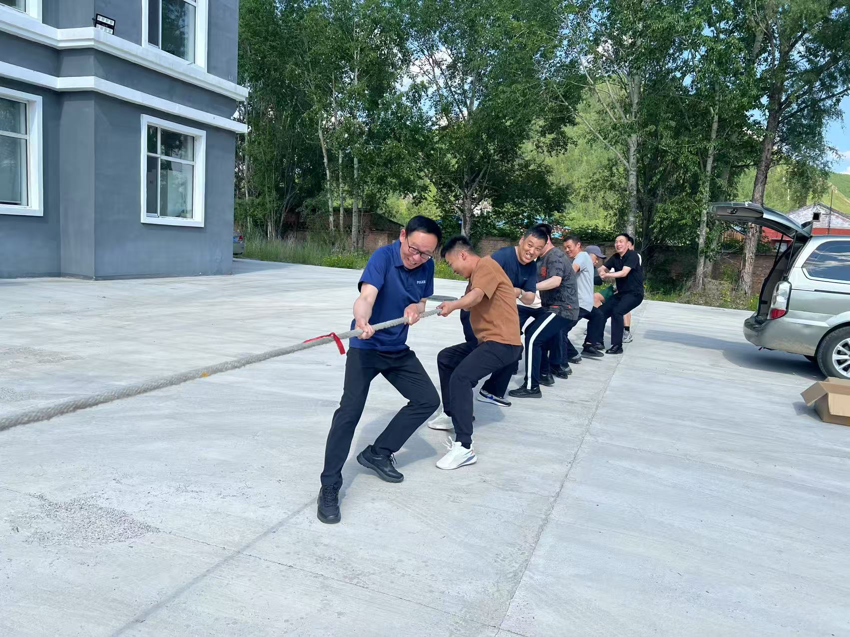 6.北部原始林區(qū)分局組織拔河比賽.jpg
