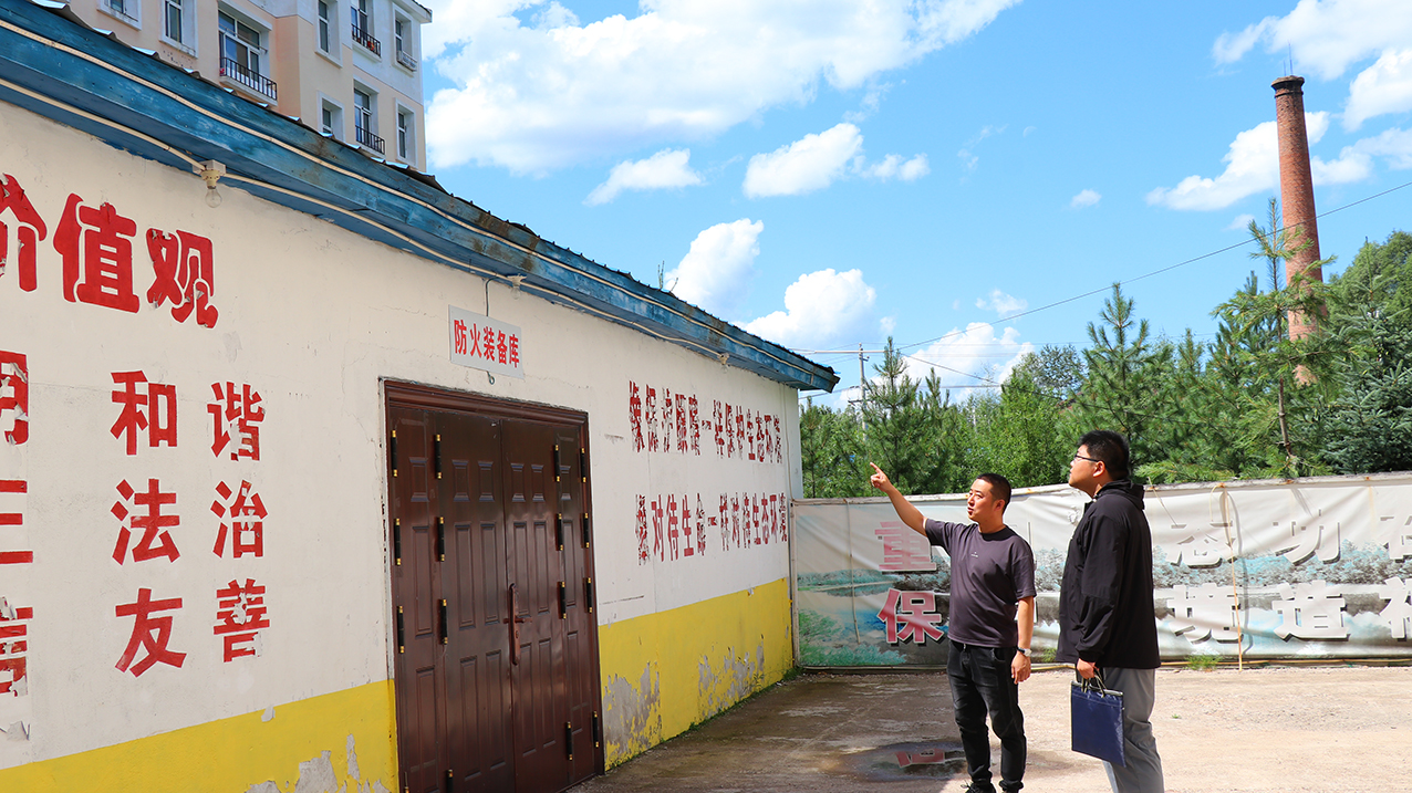 阿龍山森工公司應急事務中心安全監(jiān)察設備室開展房屋建筑安全隱患專項排查整治工作 拷貝.jpg
