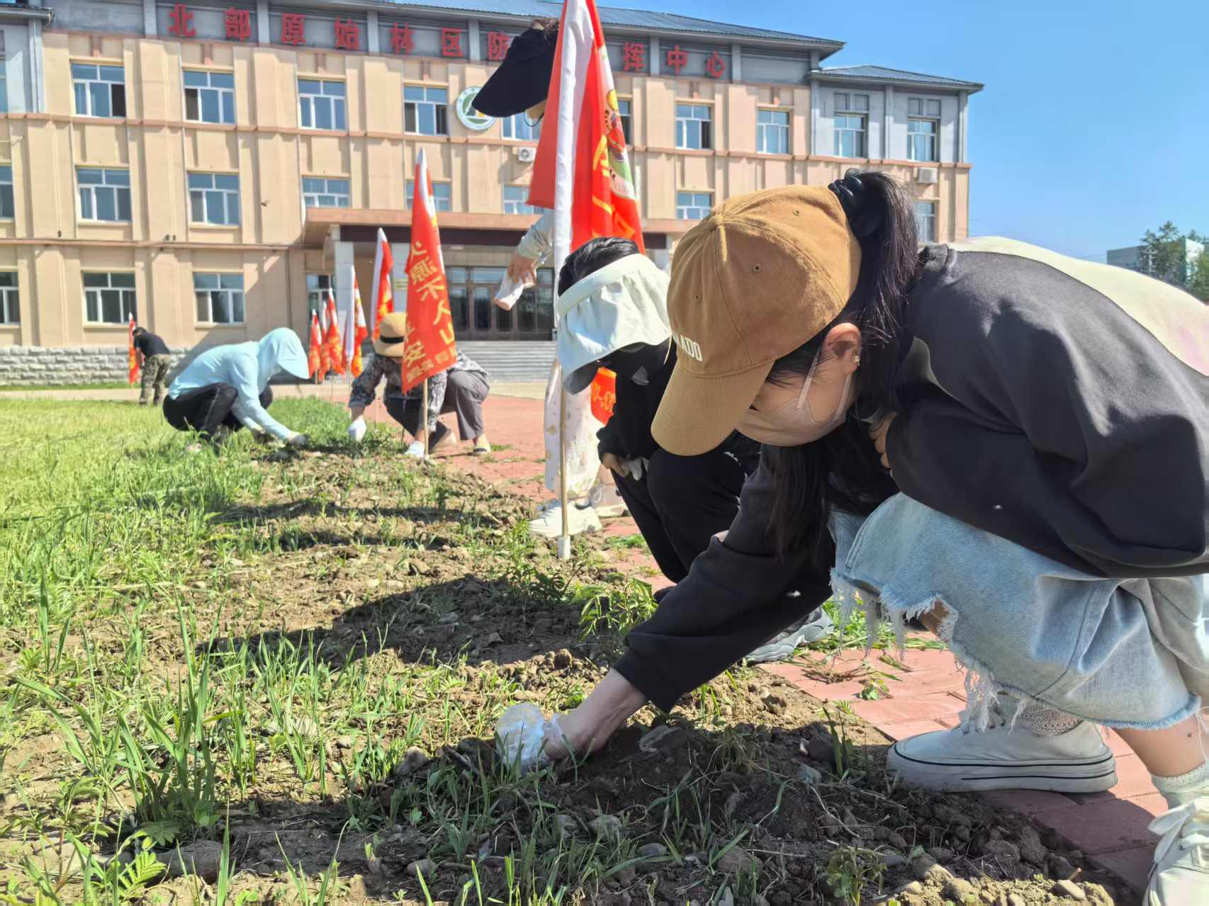 北部原始林區(qū)森林管護(hù)局開展“黨員先鋒踐初心 除草護(hù)綠展擔(dān)當(dāng)”主題黨日活動.jpg