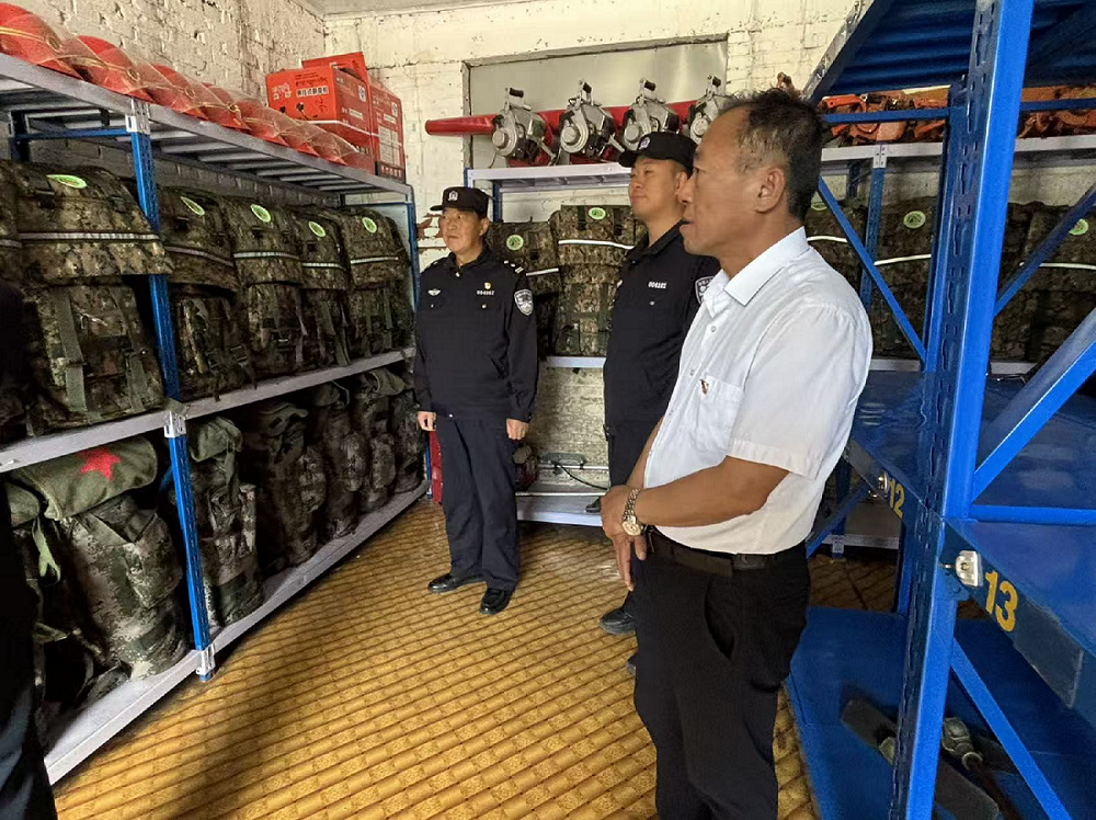 內蒙古大興安嶺森林公安局甘河分局奇力濱派出所深入轄區開展安全生產檢查.png