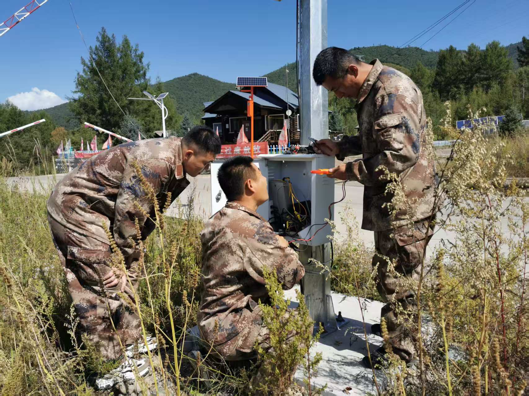 綽爾森工公司應(yīng)急事務(wù)中心集中搶修通訊光纜線路.jpg