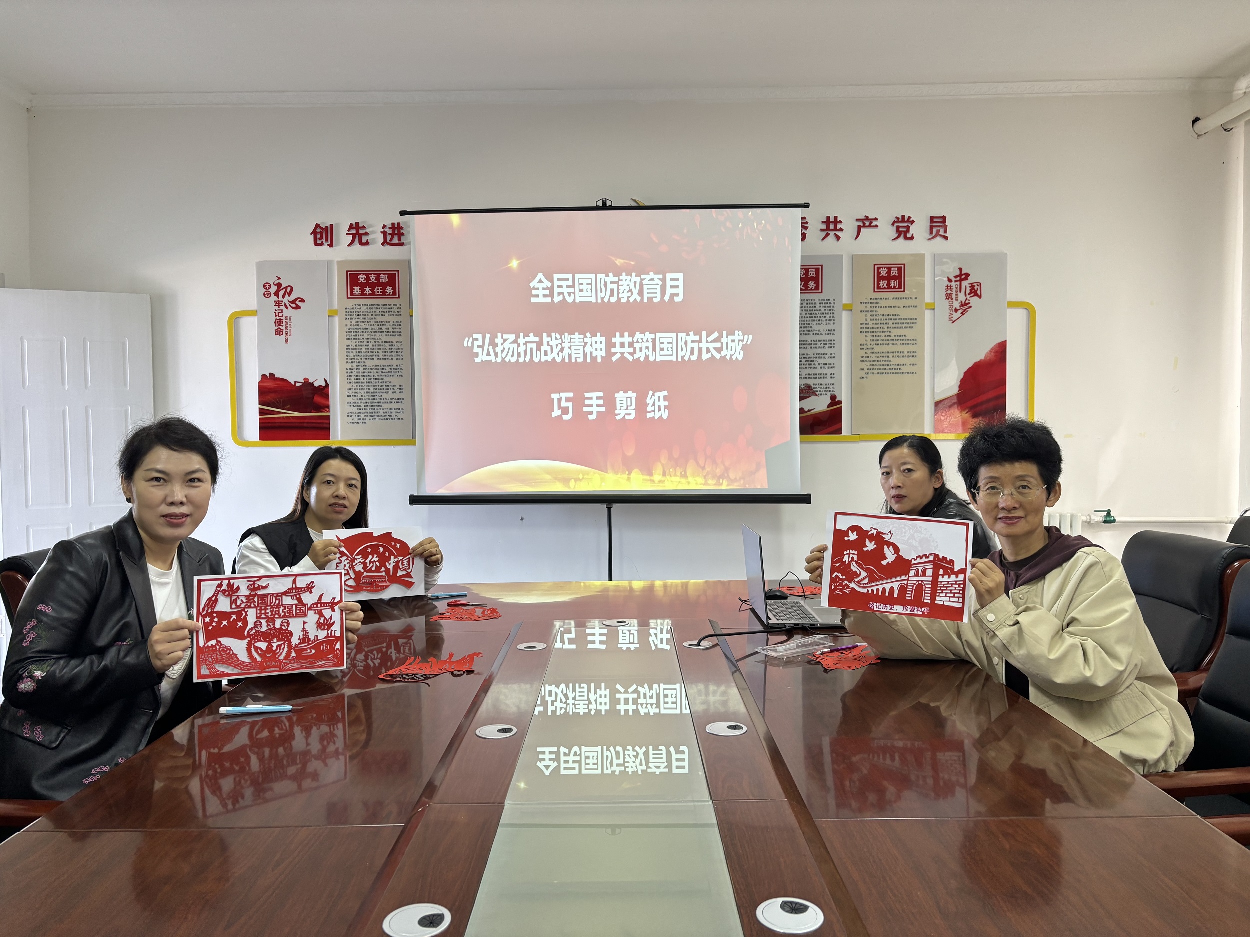 克一河森工公司森林經營中心工會開展“全民國防教育月”剪紙活動 郭春雷 攝1.jpg