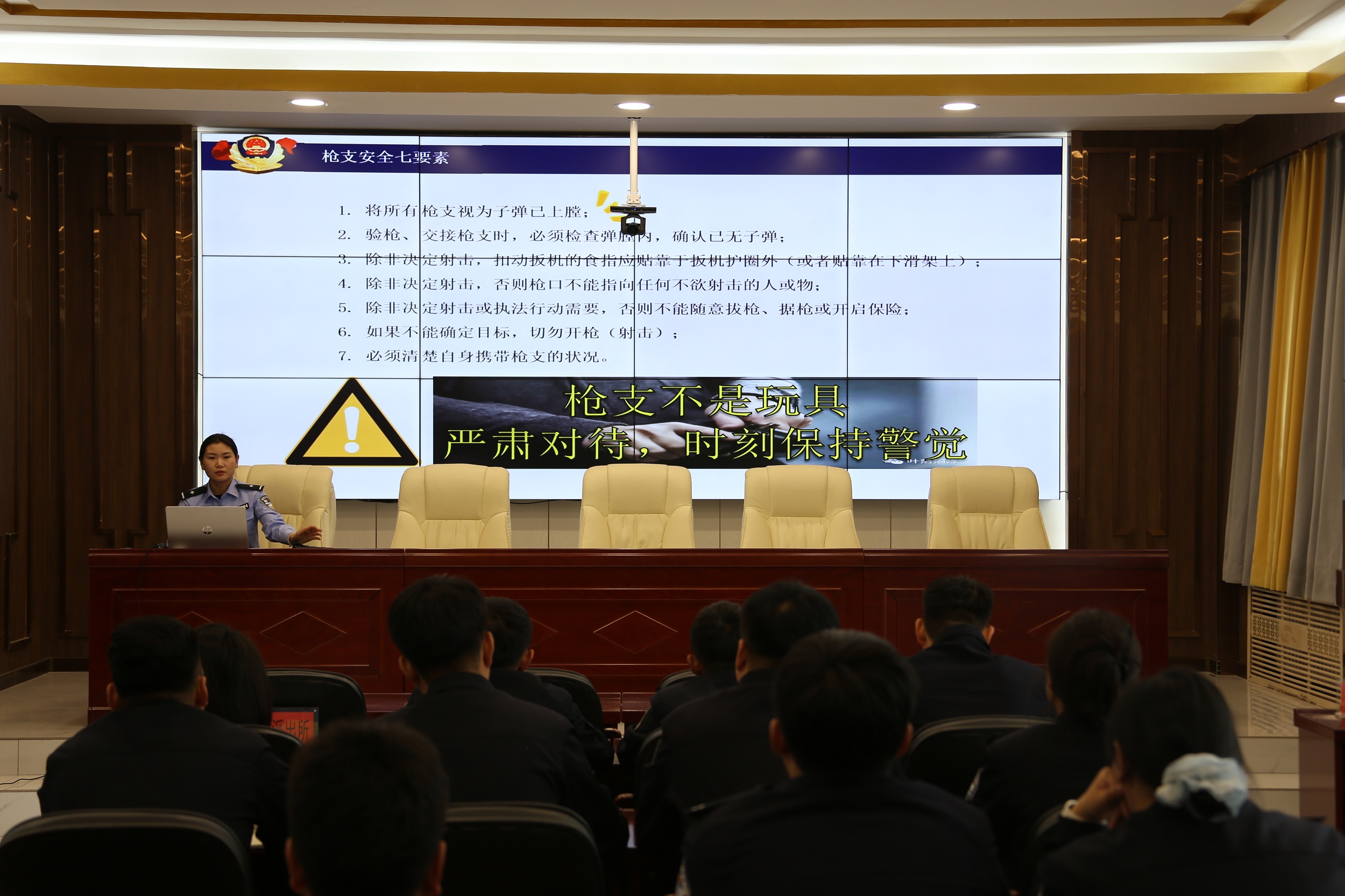 金河分局舉辦槍械使用理論講解培訓班.jpg