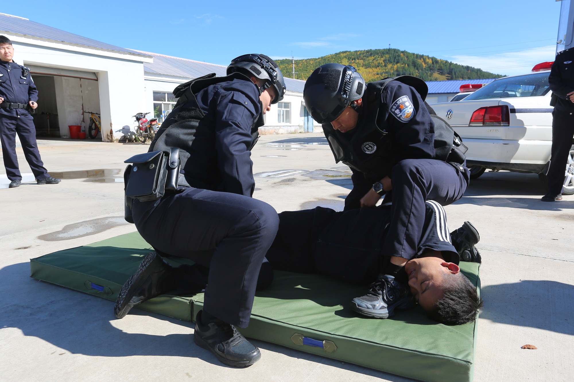 金河分局開展突發警情現場處置實戰演練.jpg