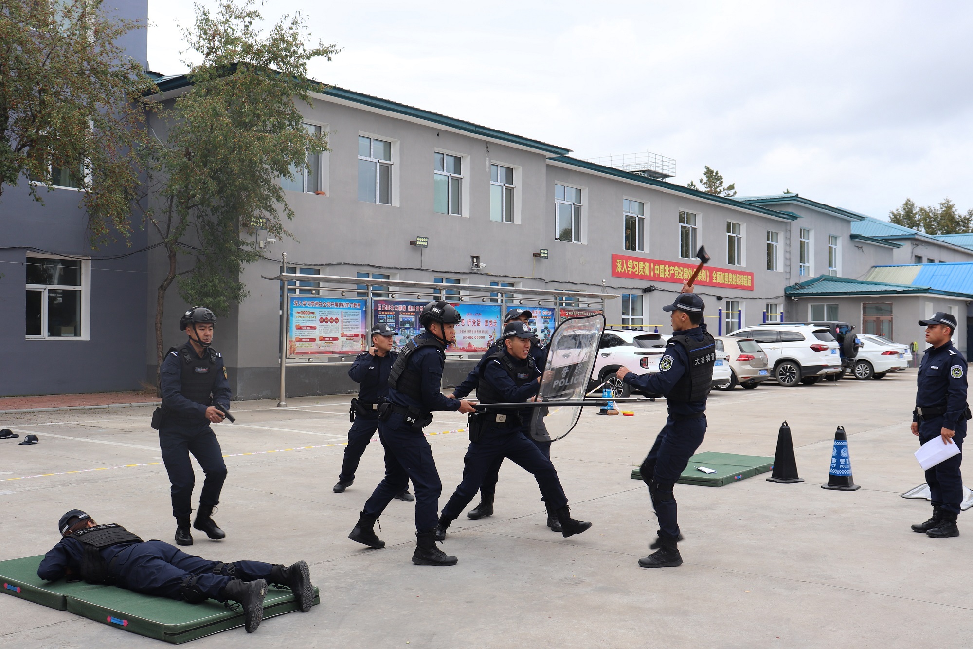 甘河分局開展刀斧砍殺實訓演練.JPG