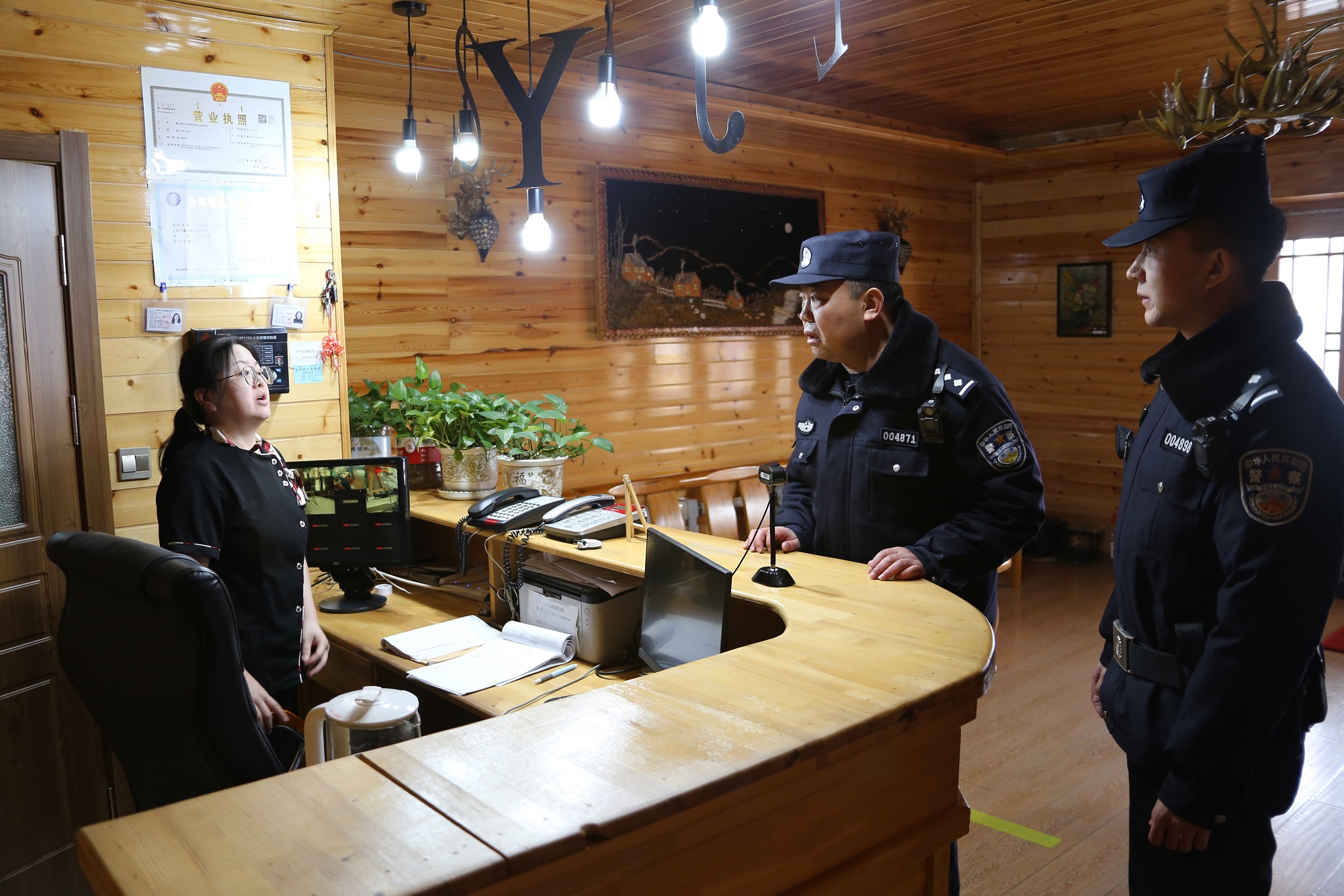 金河分局開展轄區賓館治安隱患排查工作1.JPG