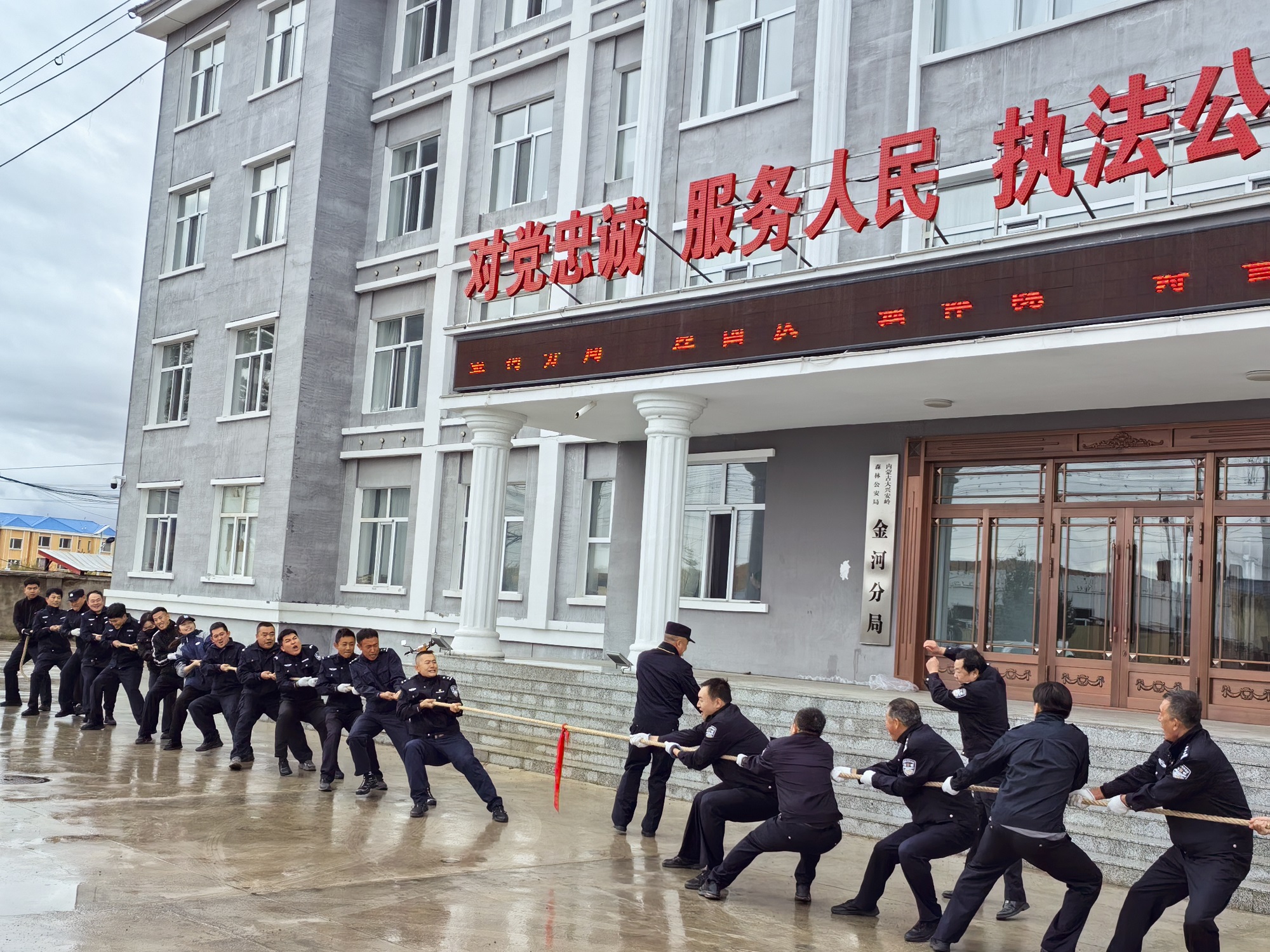 金河分局舉辦“慶十一”警營拔河比賽.jpg