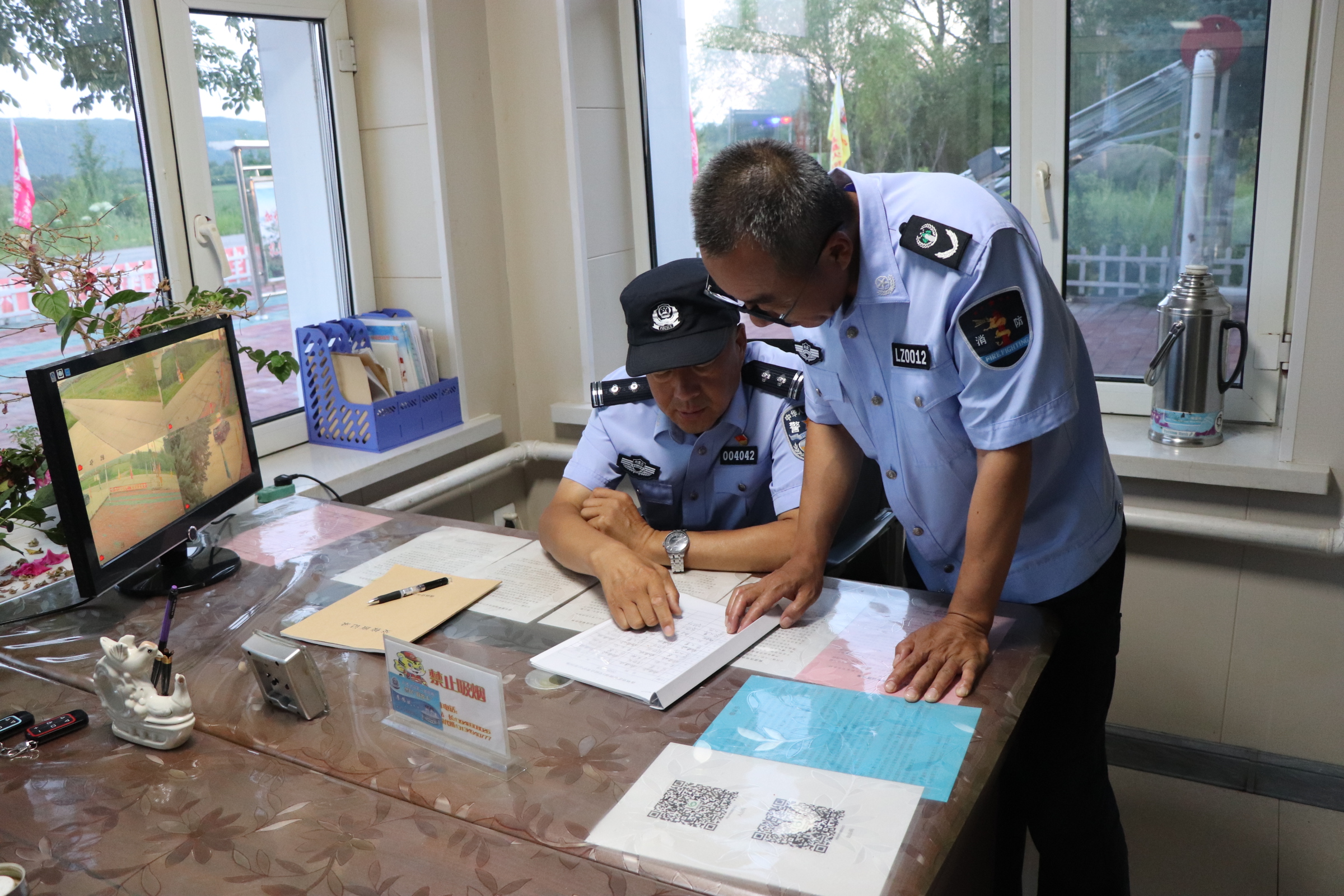甘河分局刑偵生態(tài)大隊(duì)開(kāi)展集中巡邏防控工作.JPG
