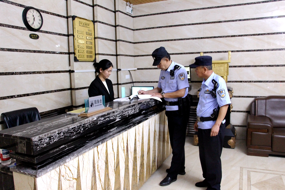 綽源派出所對林業賓館開展安全檢查.JPG