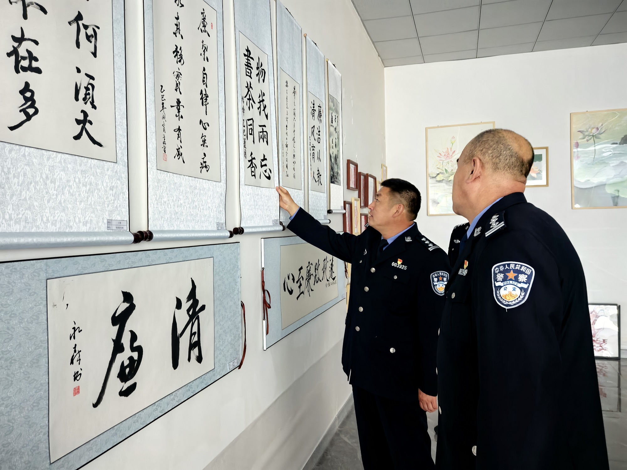 克一河分局參觀克一河森工公司黨風(fēng)廉政書畫展.jpg