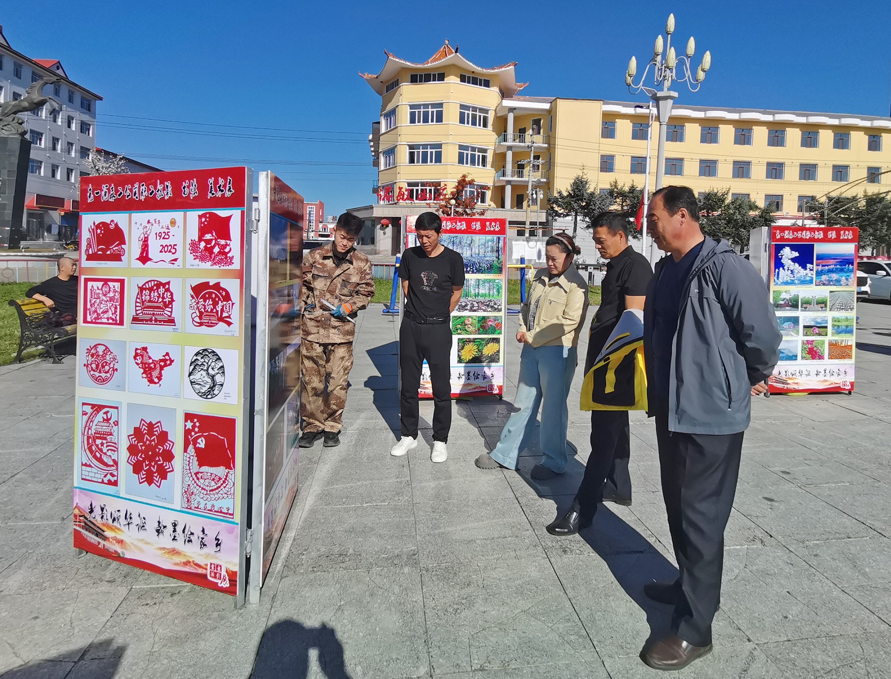 克一河森工公司舉辦“光影頌華誕 翰墨繪家鄉(xiāng)”職工攝影書(shū)法美術(shù)展(郭平義攝影)1.jpg