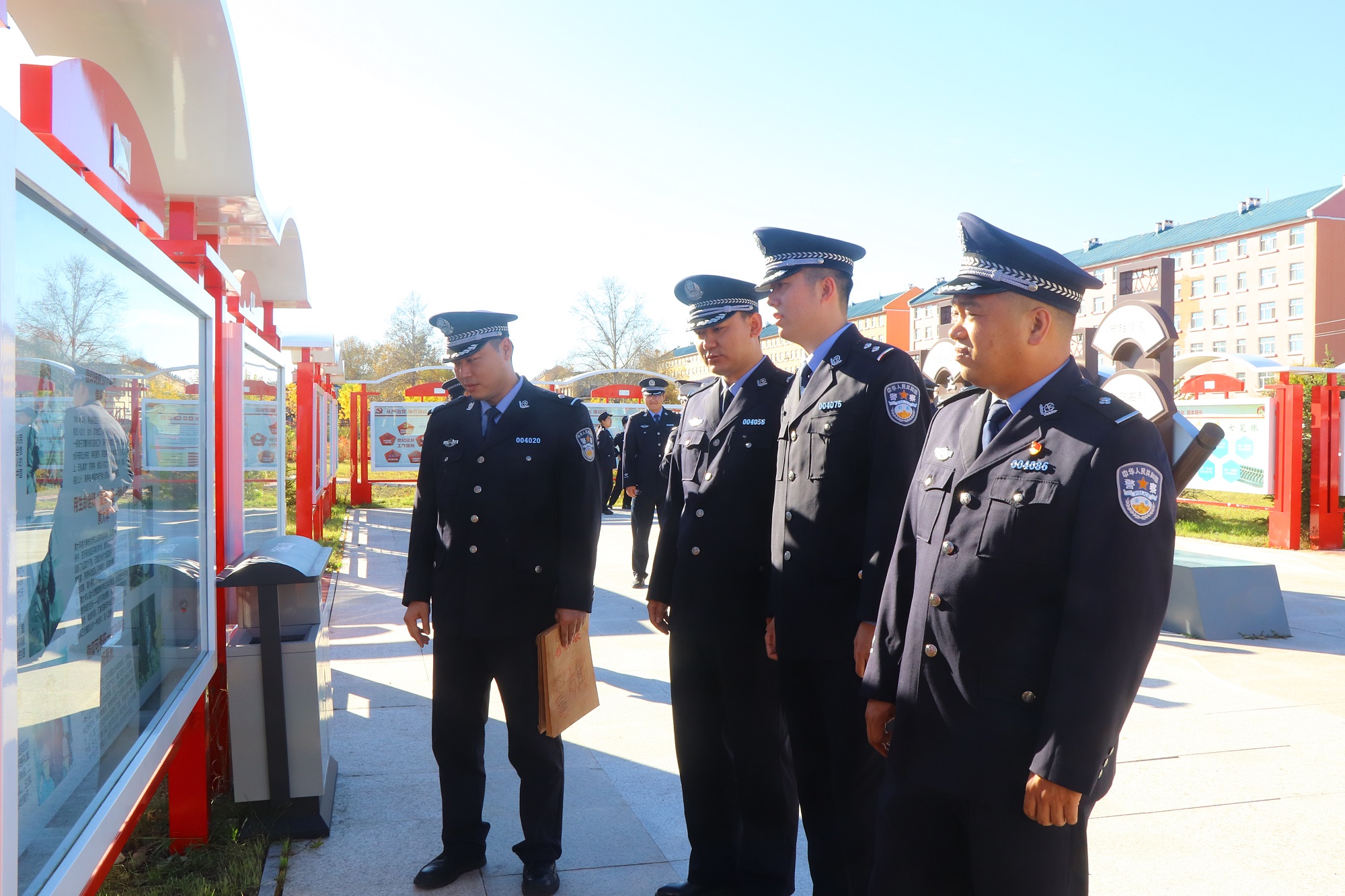 黨建廣場(chǎng)尋足跡，青年民警汲力量 (2).JPG