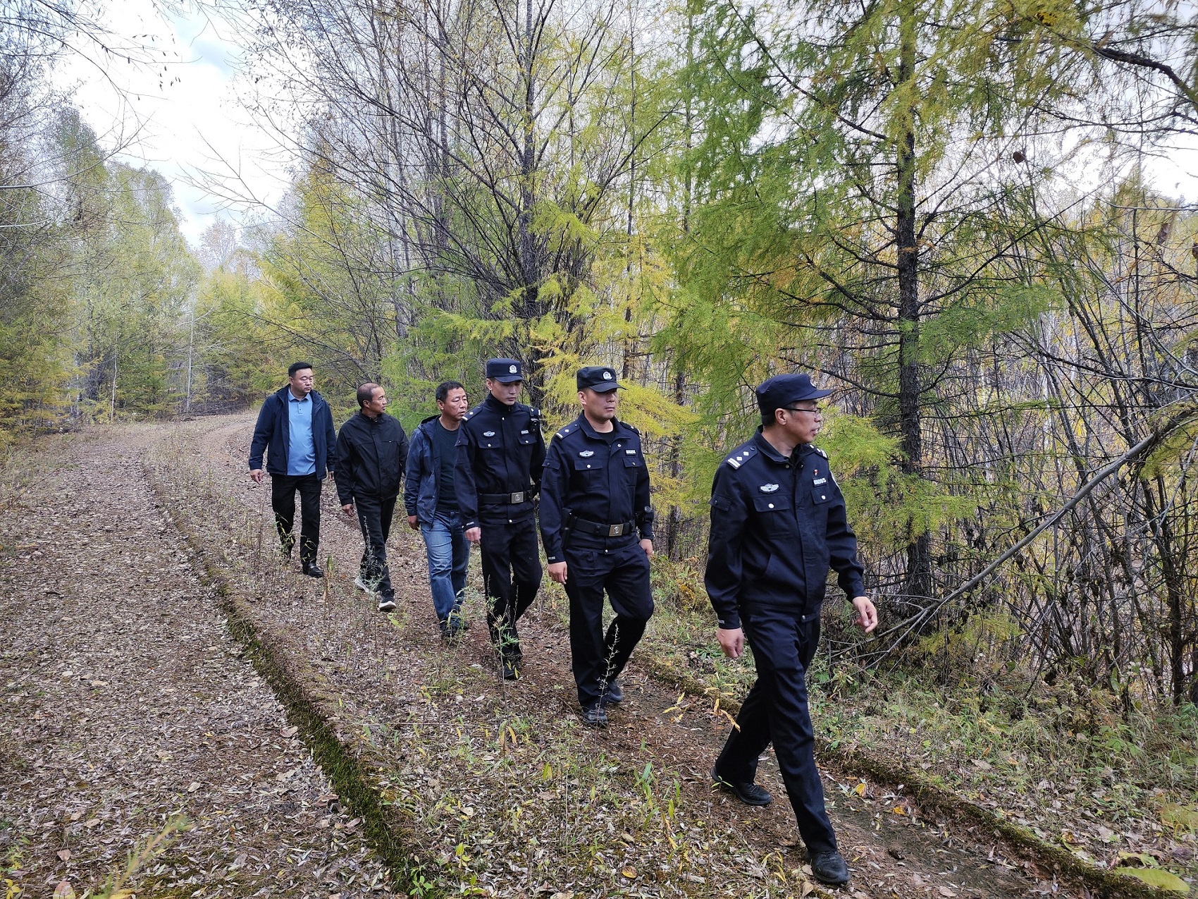 甘河分局甘源派出所聯合甘源林場開展聯合巡邏行動 筑牢山林生態與防火雙防線.jpg
