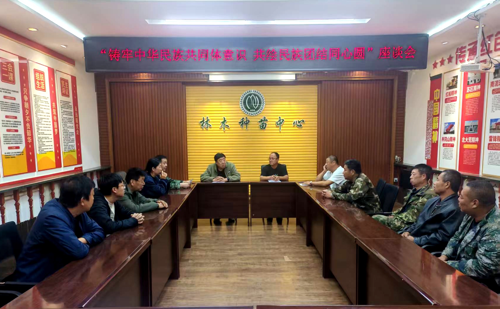 庫都爾森工公司林木種苗中心組織黨員開展“鑄牢中華民族共同體意識(shí)，共繪民族團(tuán)結(jié)同心圓”主題黨日活動(dòng)。.jpg