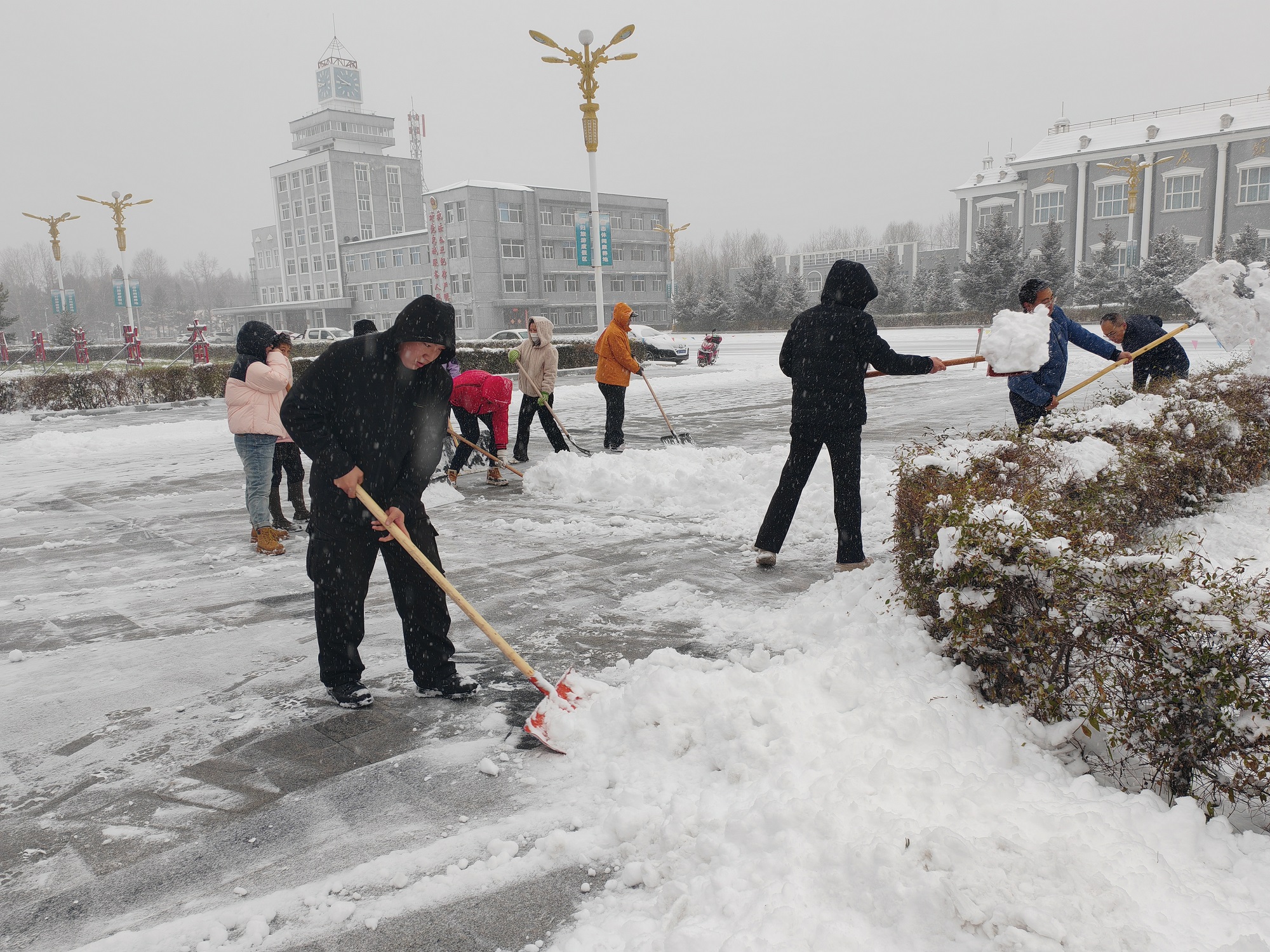 滿歸森工公司員工義務掃雪保出行安全（姜文宇） (1).jpg