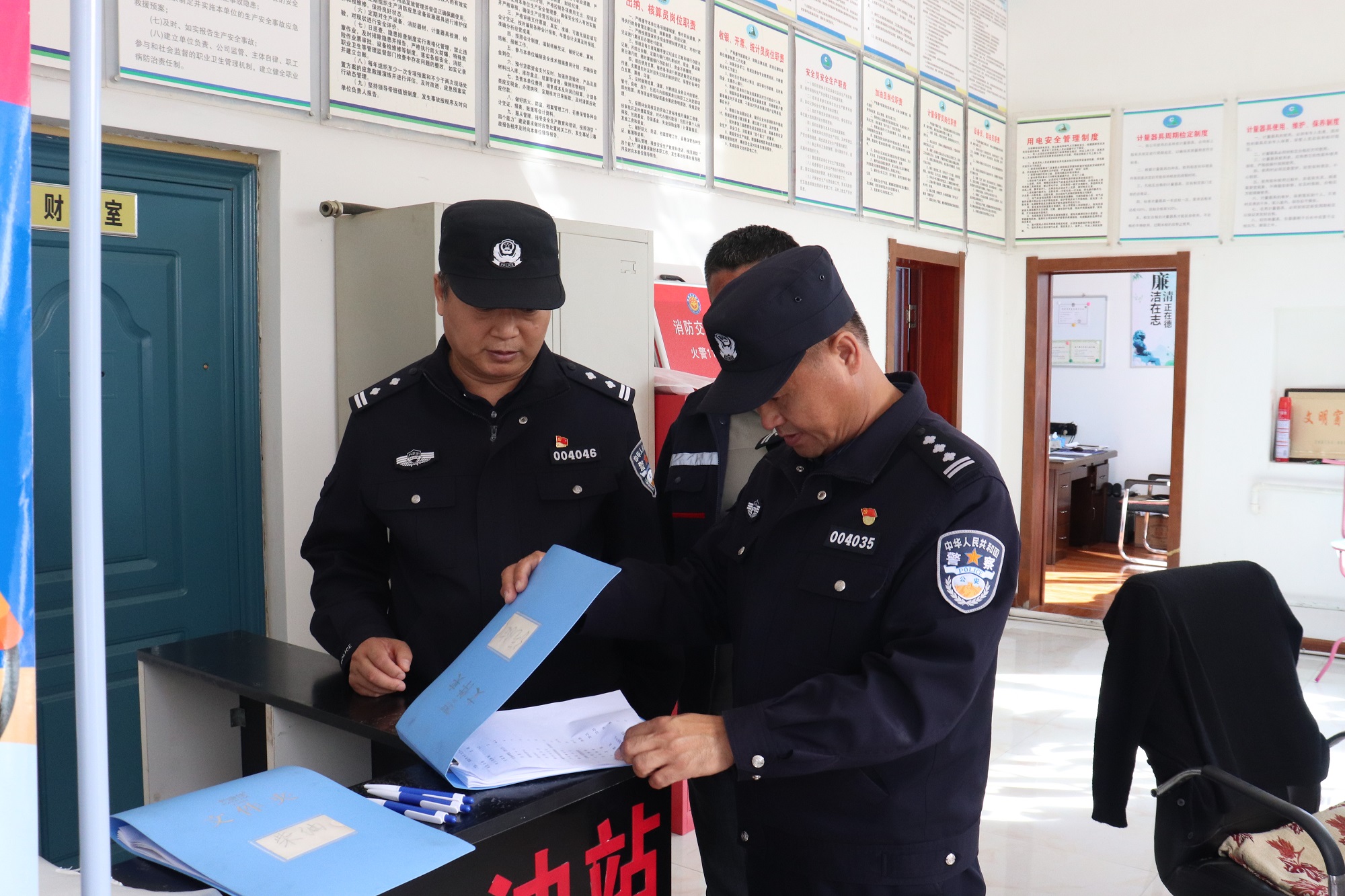 甘河分局開展加油站安全檢查.jpg