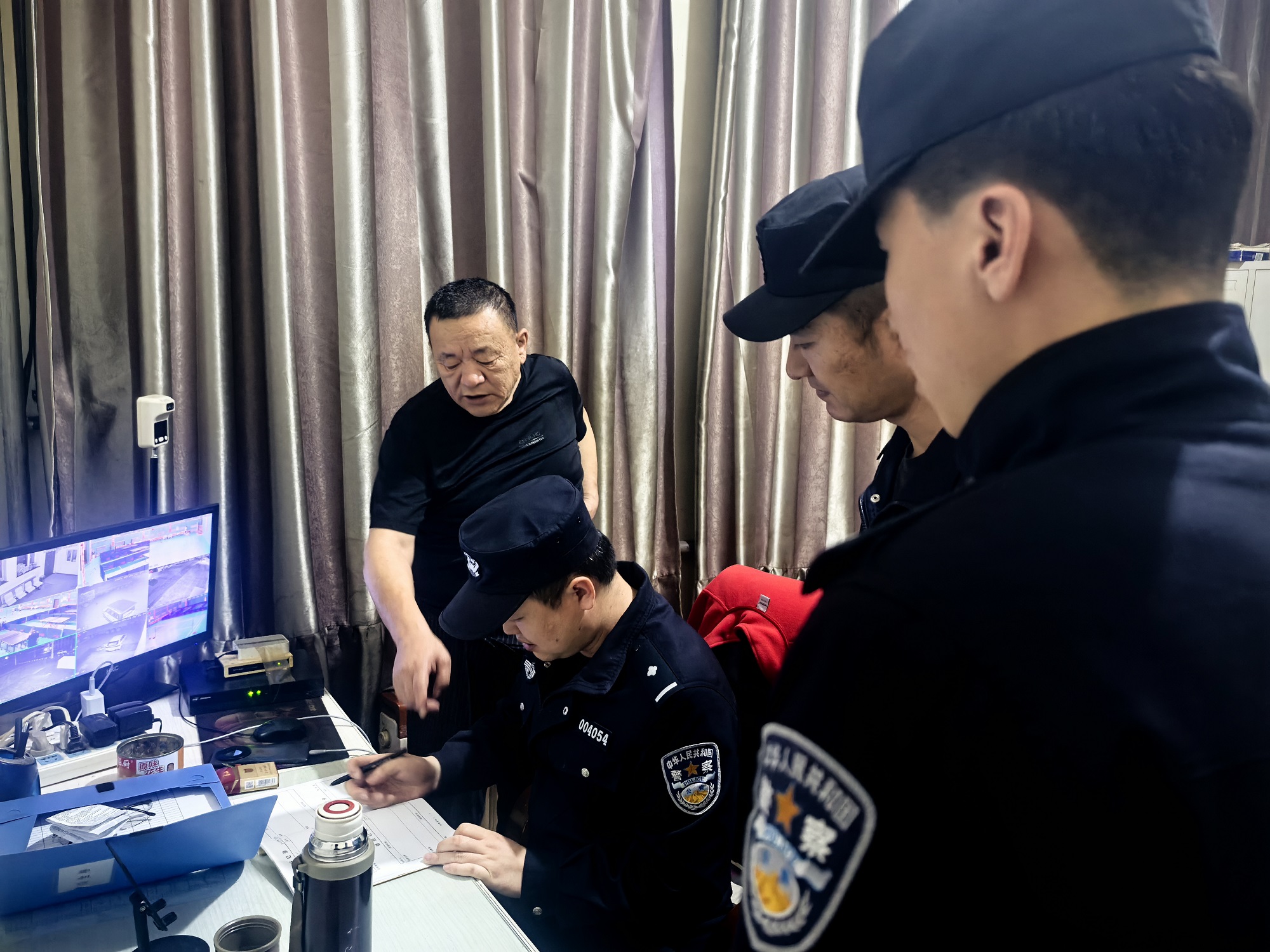 甘河分局中心派出所聯(lián)合政保治安大隊(duì)開(kāi)展夜間巡查安全防范工作2.jpg