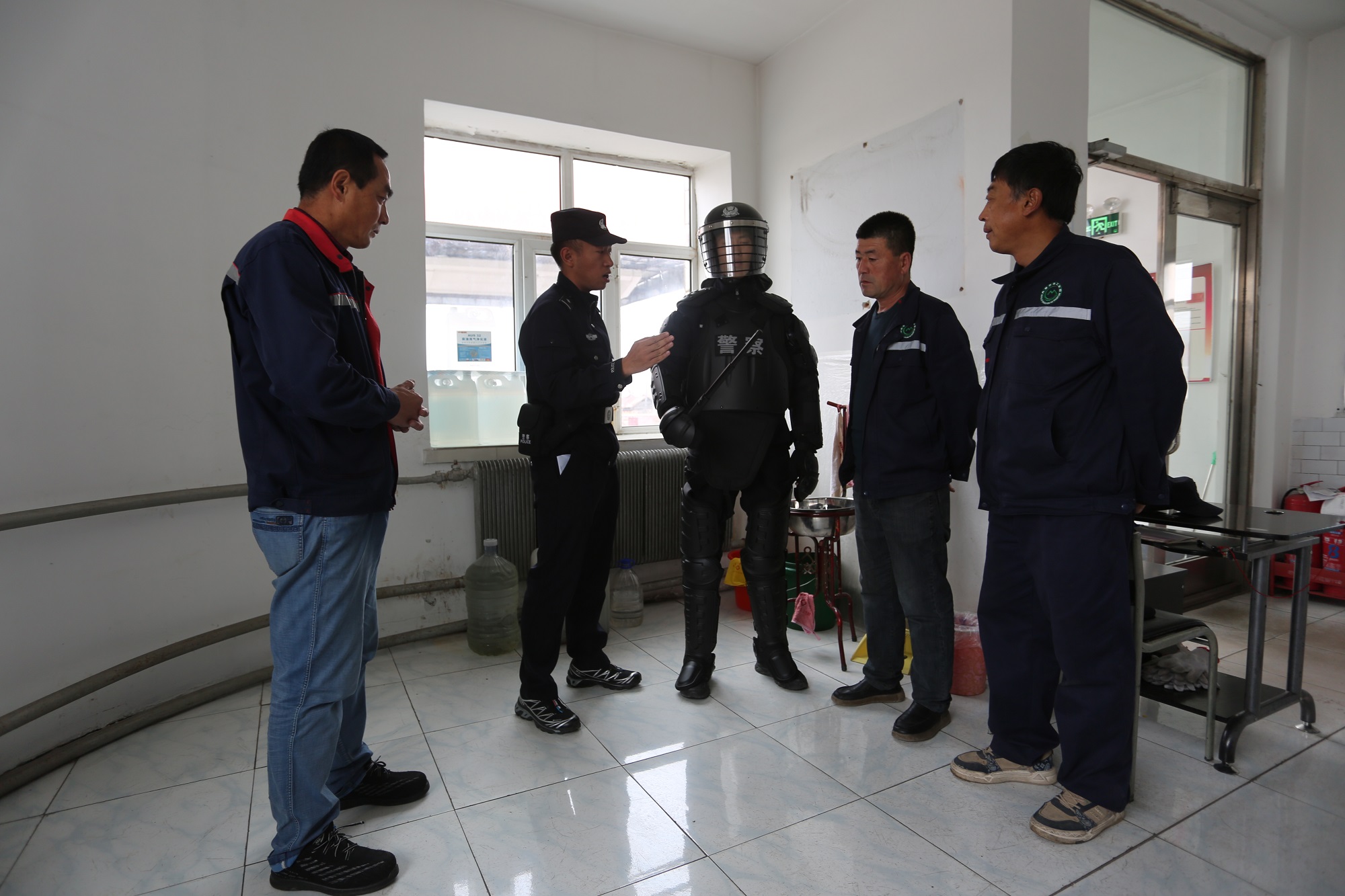 金河分局開展警械裝備現(xiàn)場培訓.JPG