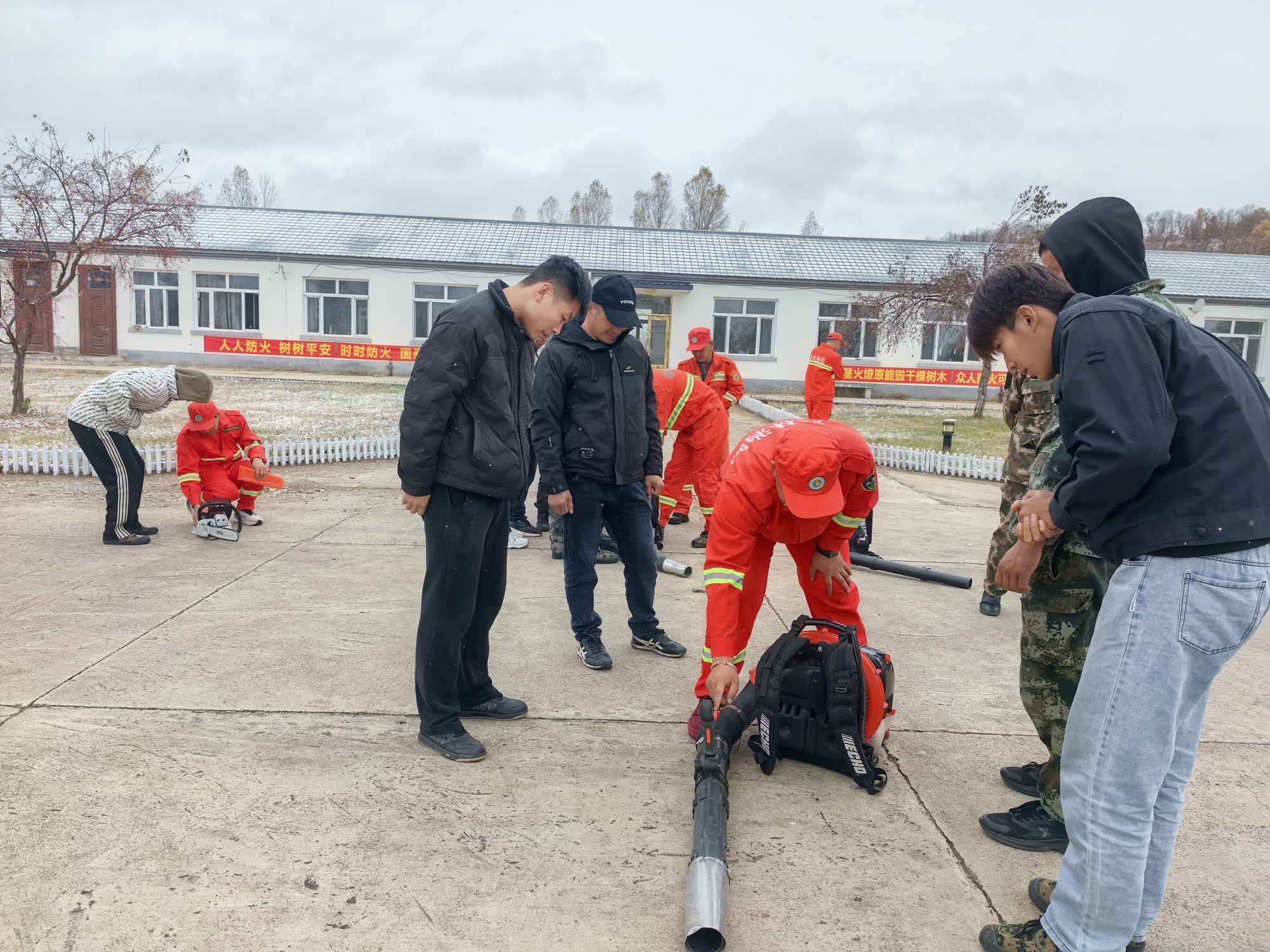 畢拉河林業公司大二溝林場開展新入職員工崗前教育及防滅火避險知識專項培訓.jpg
