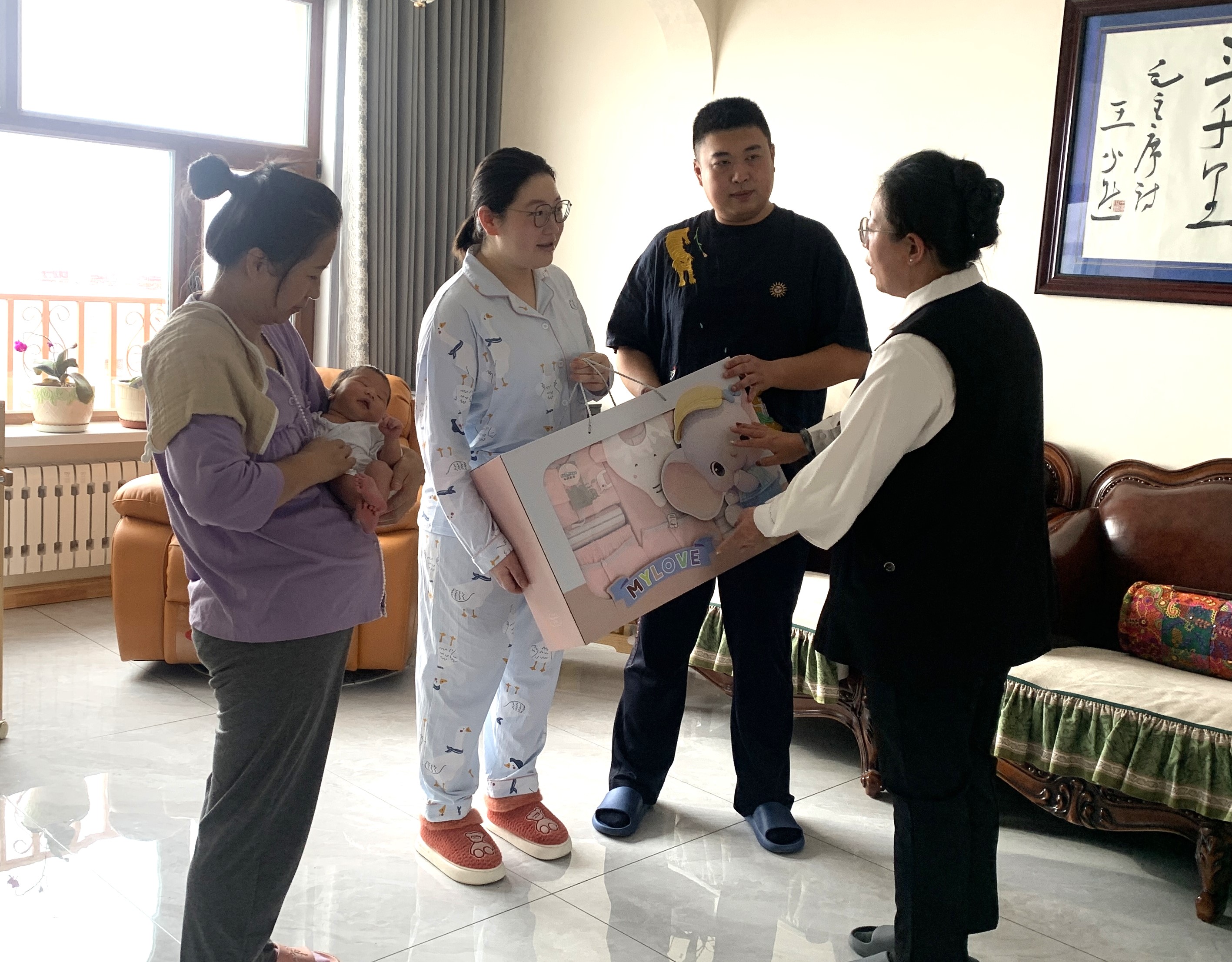 庫都爾森工公司工會送禮包、遞溫情，暖了新手爸媽心.jpg