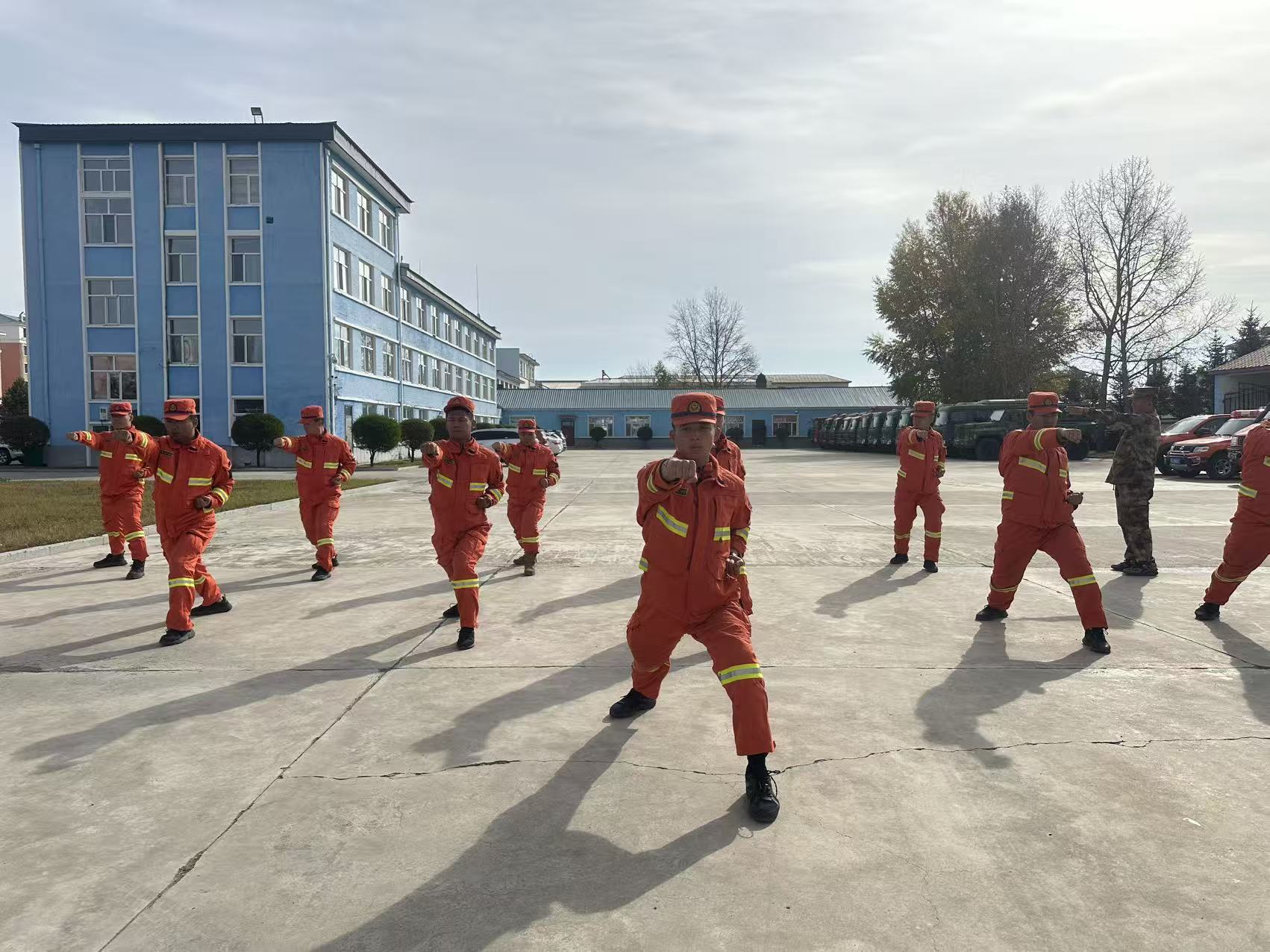 綽爾森工公司應急事務中心組織開展擒敵拳訓練筑牢秋季防火安全防線.jpg