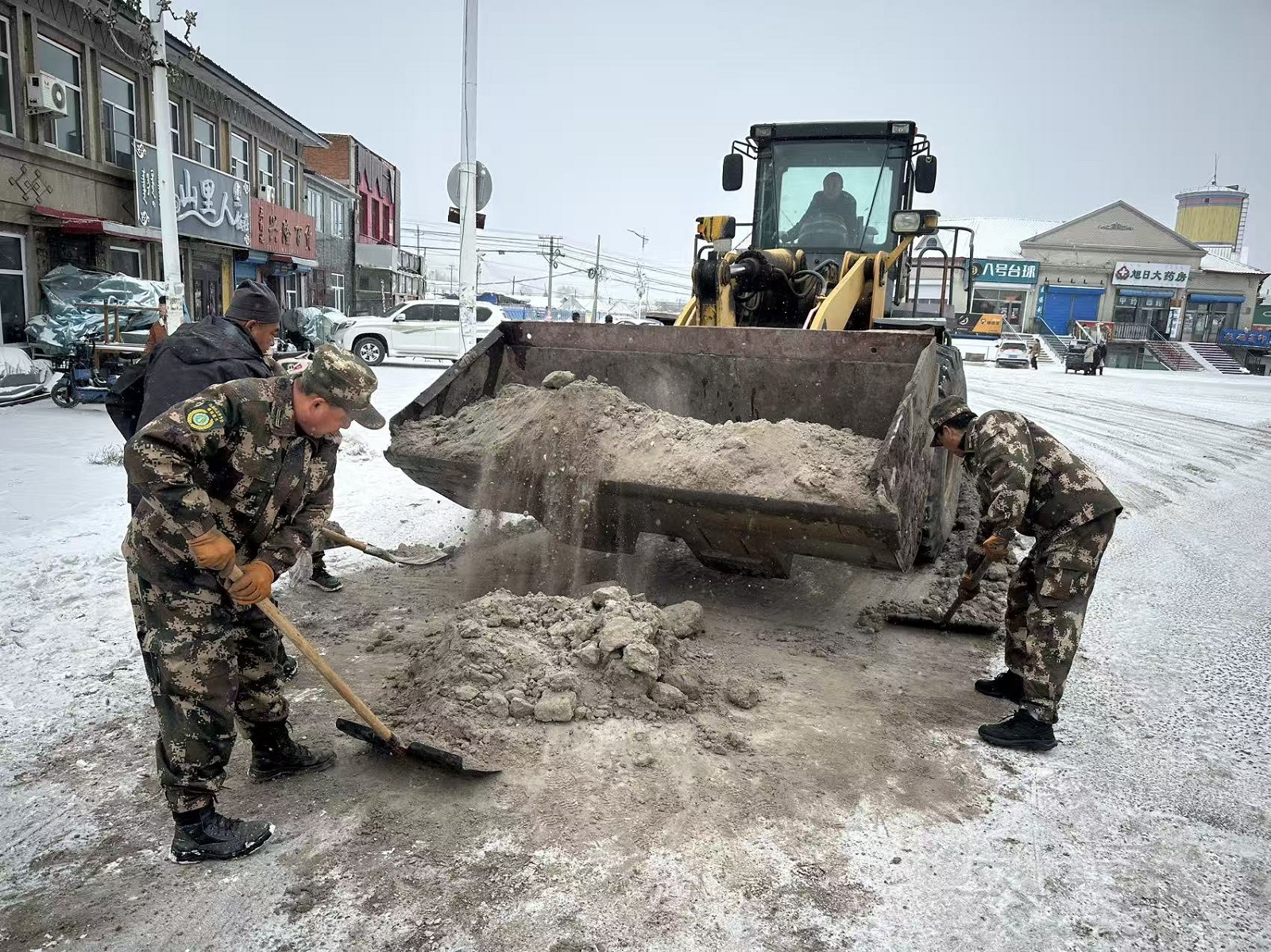 烏爾旗漢森工公司應(yīng)急事務(wù)中心：聞雪而動 護航出行安全 (2).jpg
