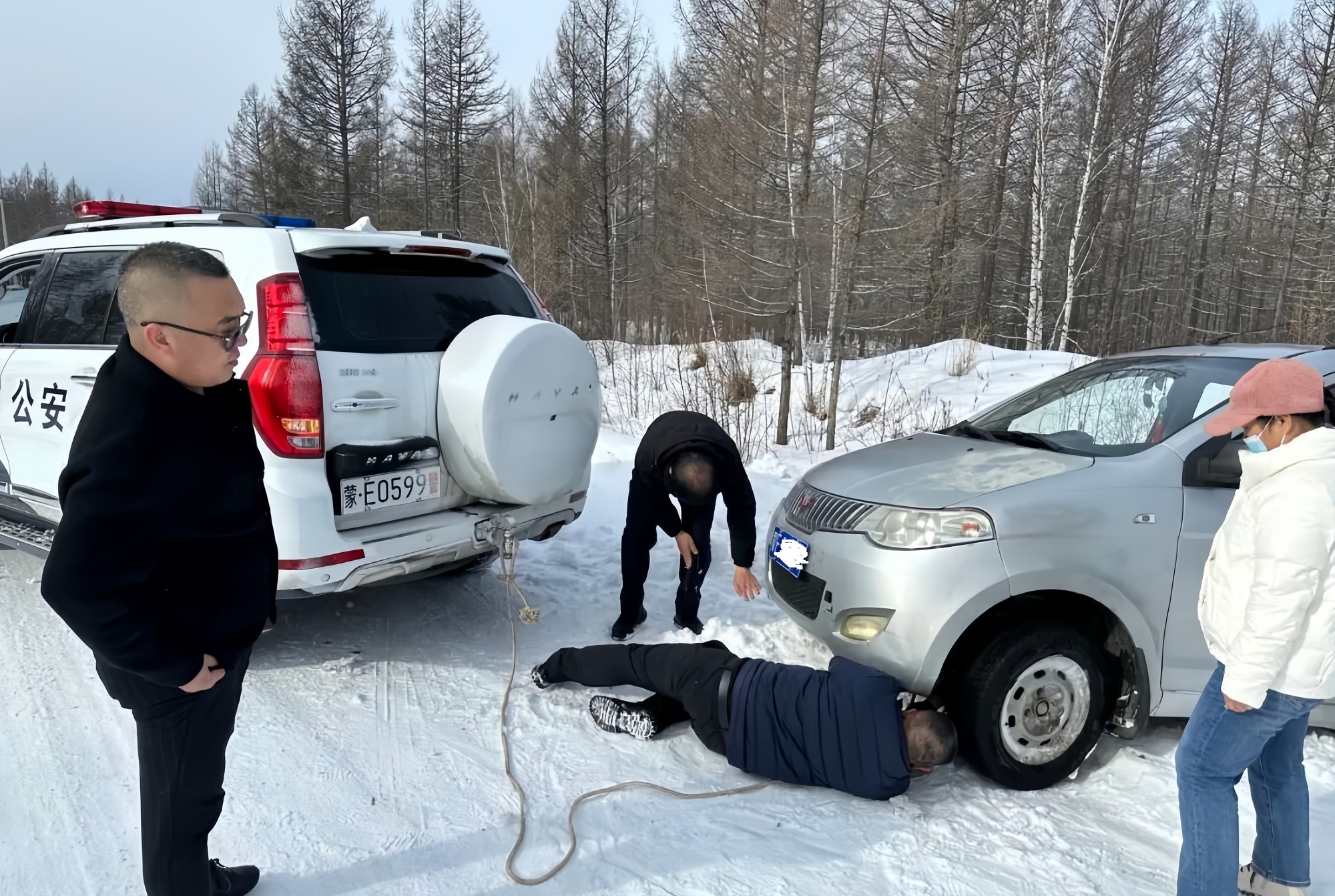 內(nèi)大林金河分局民警成功救助受困車輛 彰顯警民情深.jpg