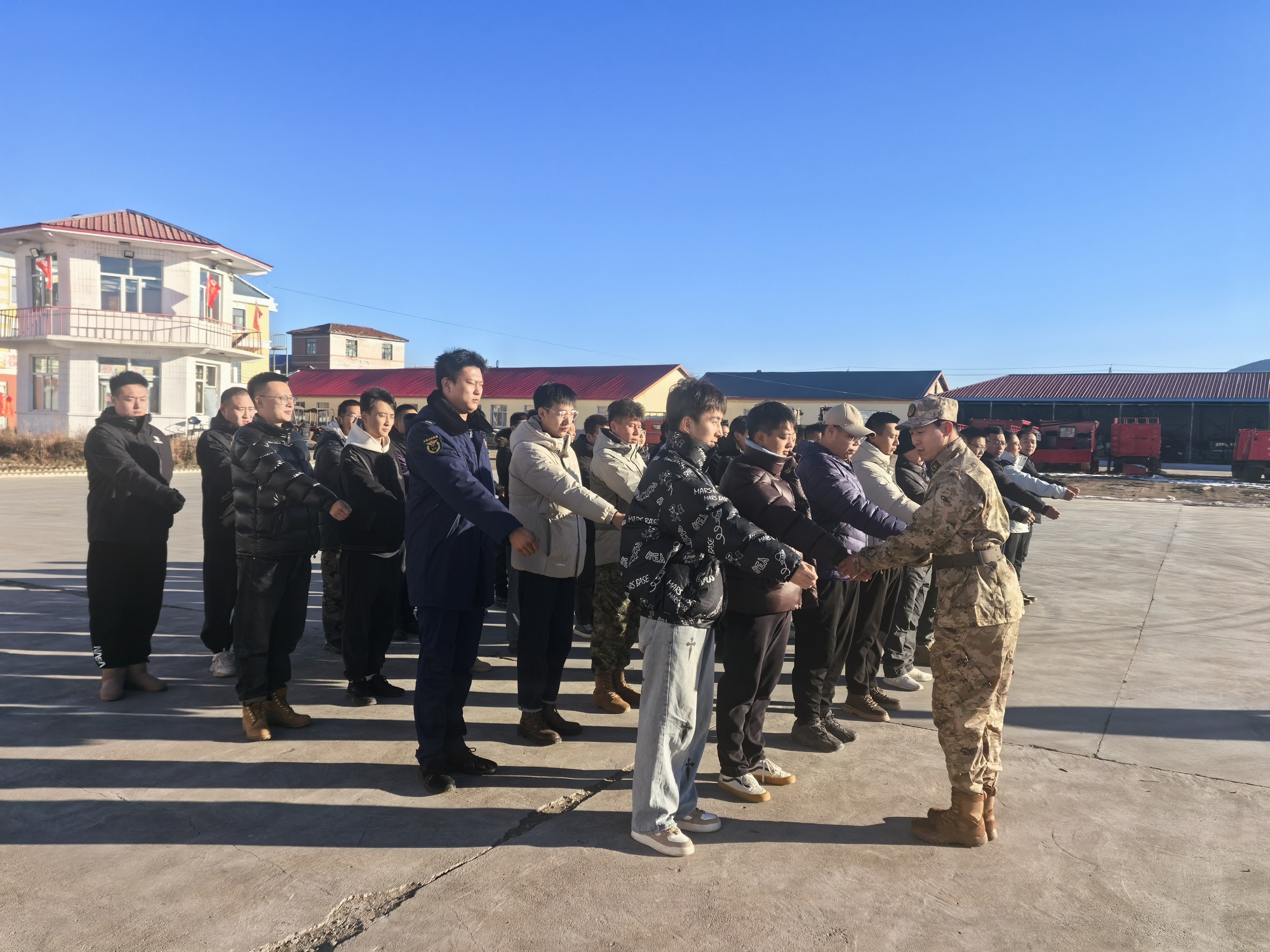 金河森工公司應急事務中心開展新入職員工軍事訓練 (3).jpg