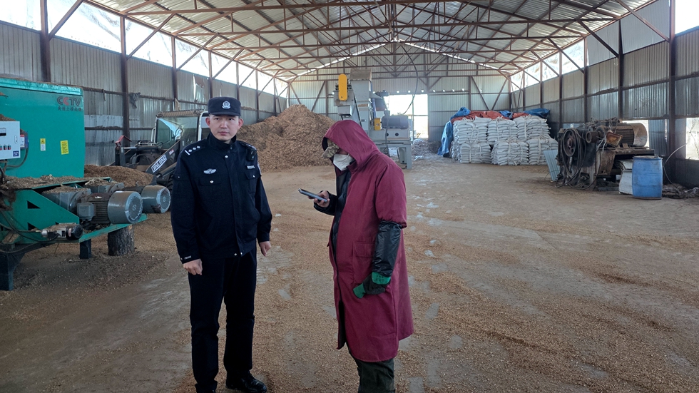 綽源分局綽源派出所進(jìn)行顆粒廠安全檢查.jpg